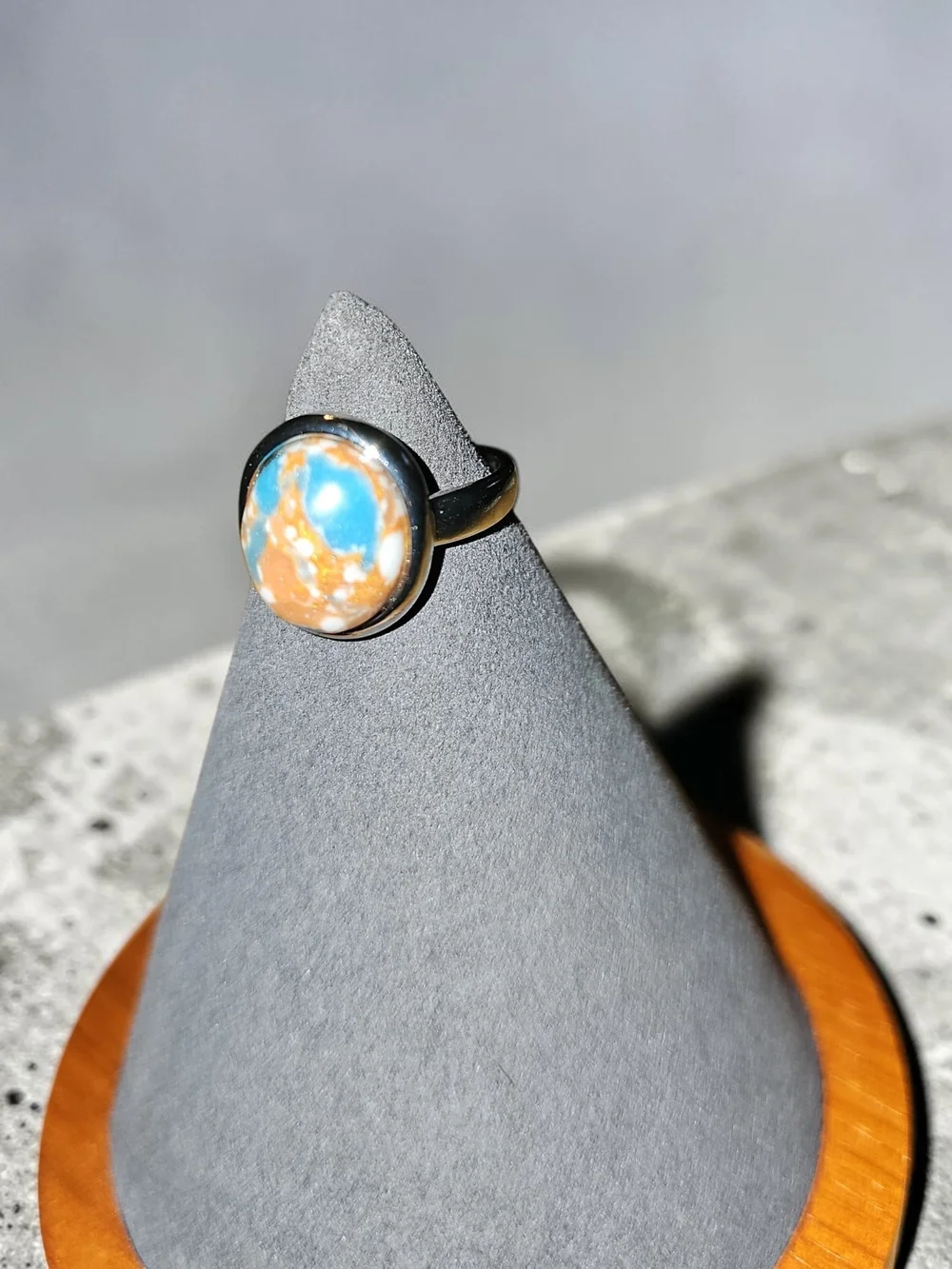 Nwt Sassified Boutique Gold-Tone Ring with Blue and Copper Marbled Cabochon